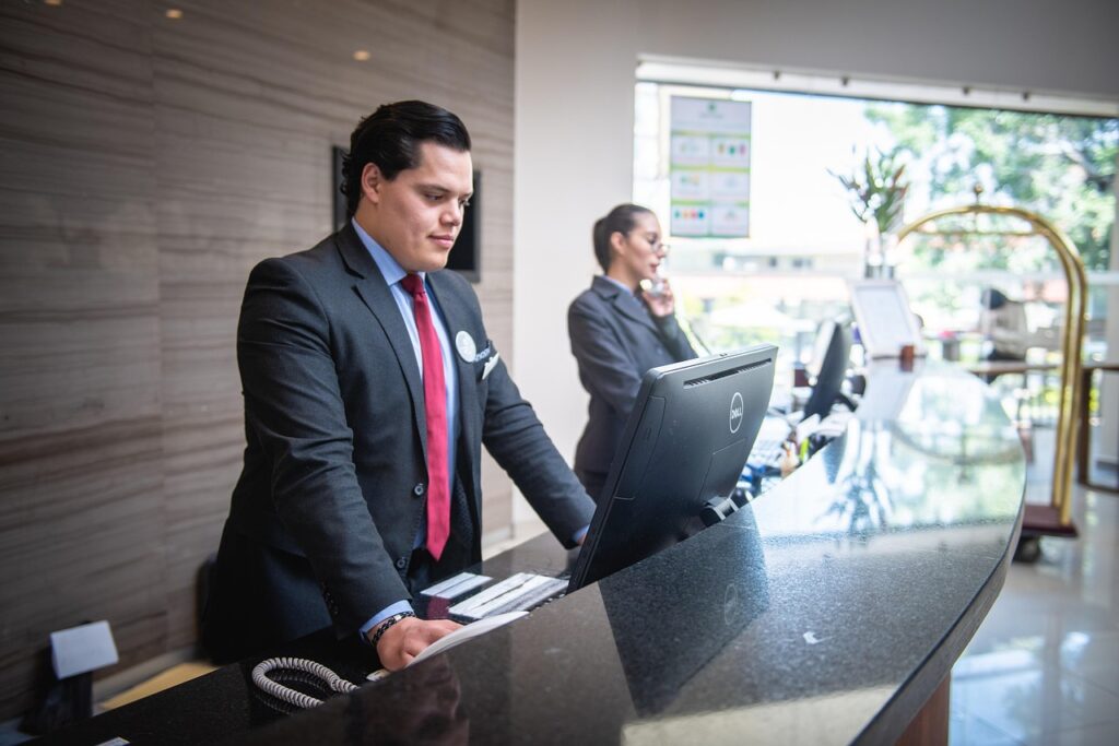 L'importance de la formation des hôtes et hôtesses pour une expérience client optimale