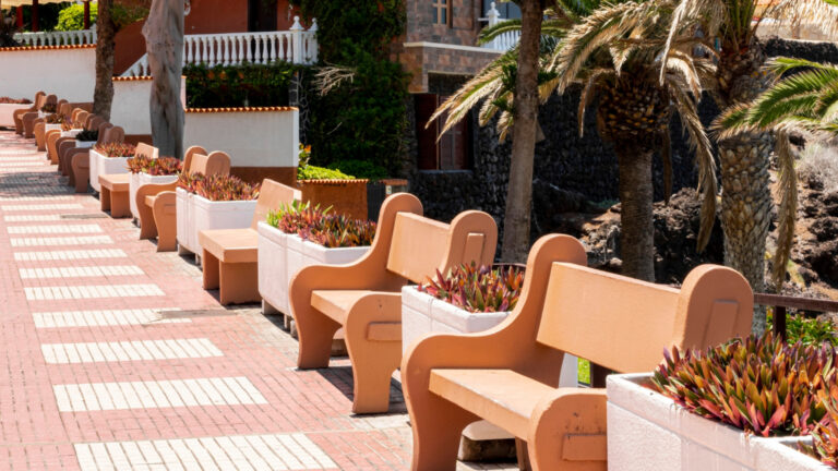 Où trouver du mobilier urbain confortable et convivial pour des espaces extérieurs accueillants ?